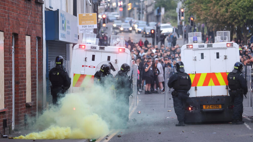 Ciocniri între protestatari și poliție la Ballymena, Irlanda de Nord, 11 iunie 2025
