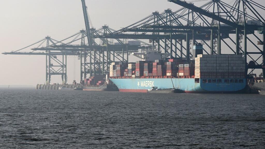 Cette photographie prise le 24 mars 2025 montre un porte-conteneurs Maersk amarré au port d'Anvers-Bruges à Anvers. (image d'illustration)