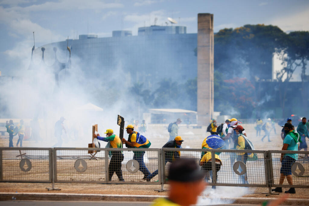 Cenas de caos tomaram conta de Brasília neste domingo