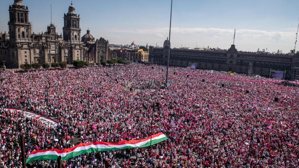 Milhares de pessoas se manifestaram na praça Zocalo, em México DF, contra uma reforma controvertida do sistema eleitoral propostas pelo governo de esquerda de Manuel Lopez Obrador, no domingo, 26 de fevereiro de 2023.