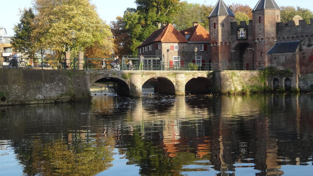 O De Koppelpoort em Amersfoort data do século XIV. Em sua forma atual, foi projetado em 1885 pelo famoso arquiteto holandês Pierre Cuypers (1827-1921).