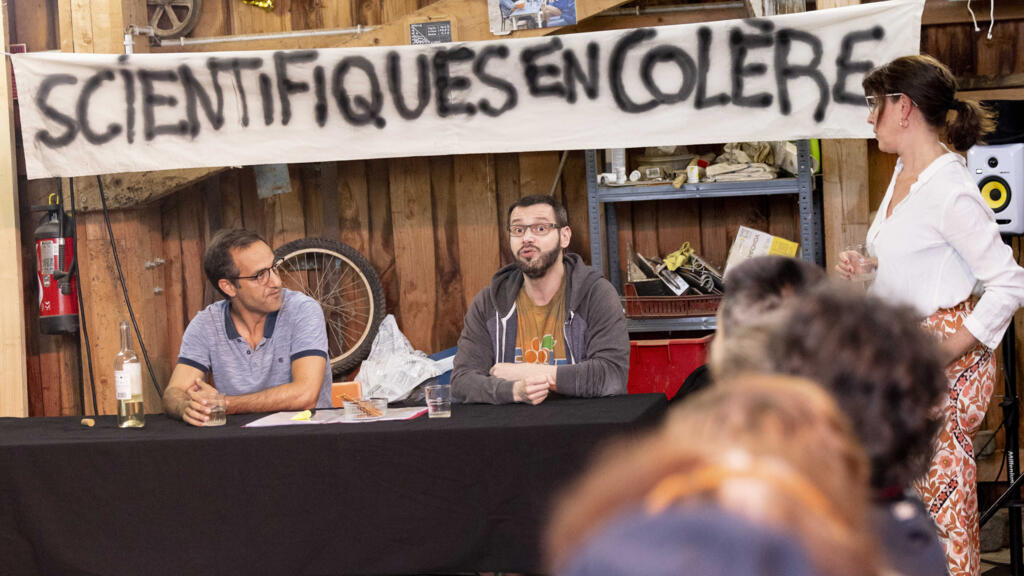 Si la pièce s’appuie sur les travaux de plusieurs scientifiques, elle n’hésite pas à se moquer des querelles qui traversent la communauté scientifique.