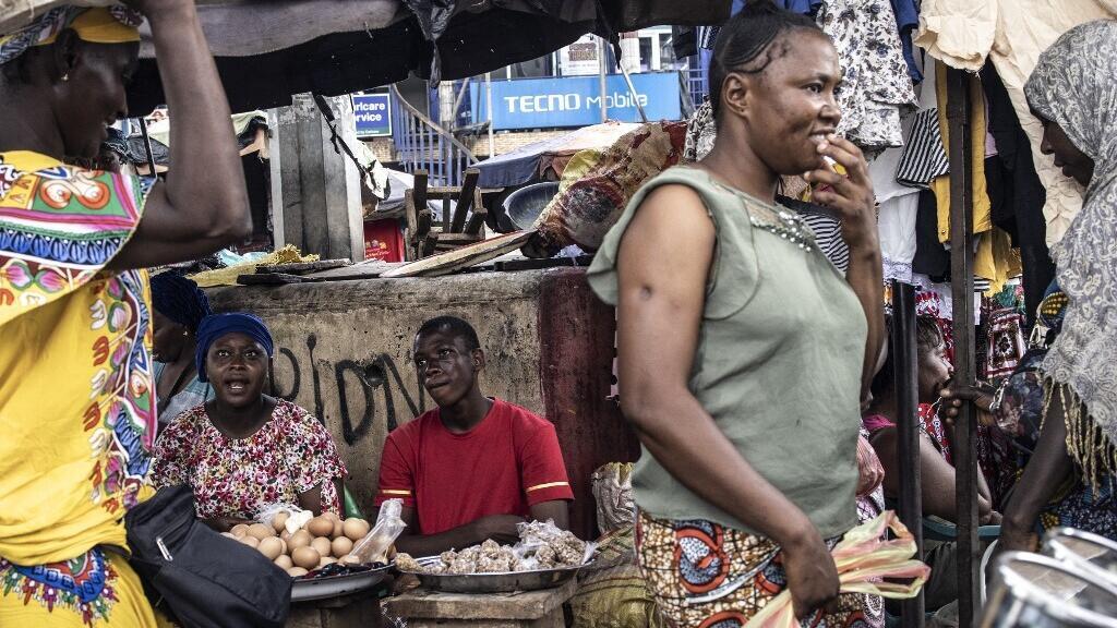 Scène de vie sur le marché de Conakry. (Image d'illustration)