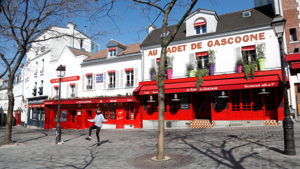 La Place du Tertre (dans le quartier de Montmartre à Paris), vidée de ses touristes, pendant la période de confinement en raison de l'épidémie de coronavirus. Photo datée du 25 mars 2020.