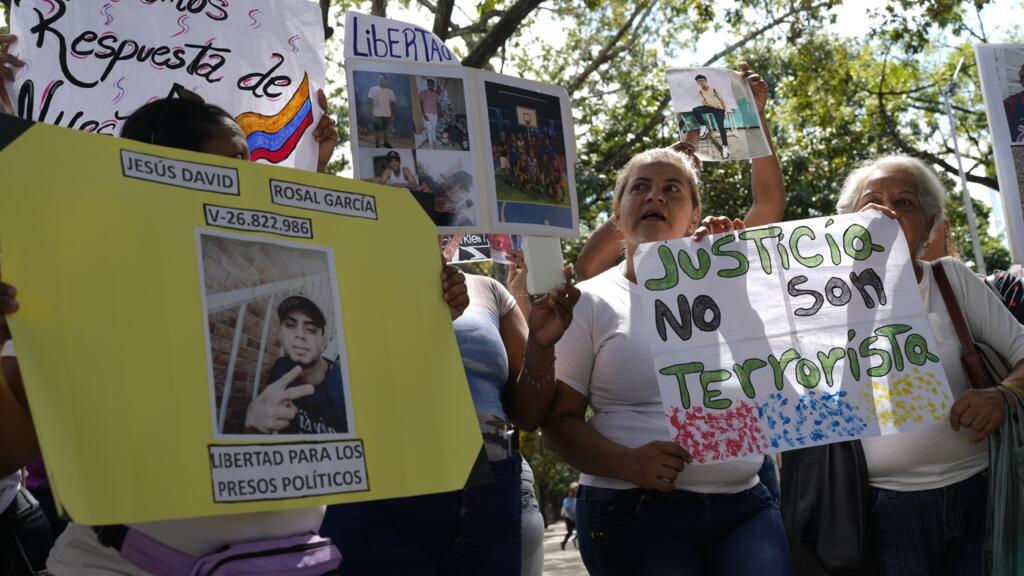 Des proches de jeunes détenus arrêtés dans le cadre d'une répression gouvernementale après des manifestations antigouvernementales contre les résultats des élections, manifestent devant le bureau du procureur général, à Caracas, au Venezuela, le jeudi 26 septembre 2024.