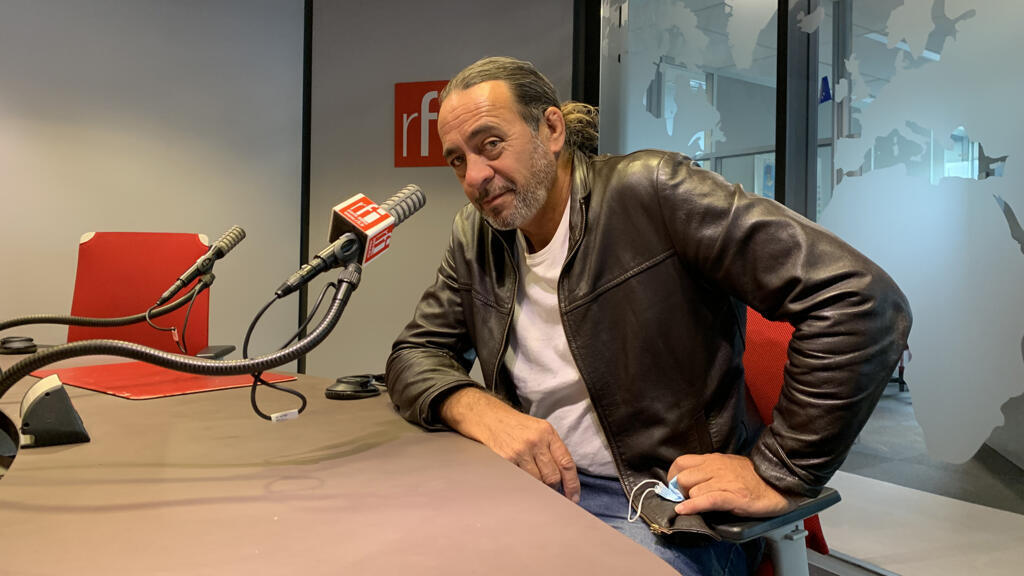 Grant Haua au micro de Joe Farmer.
