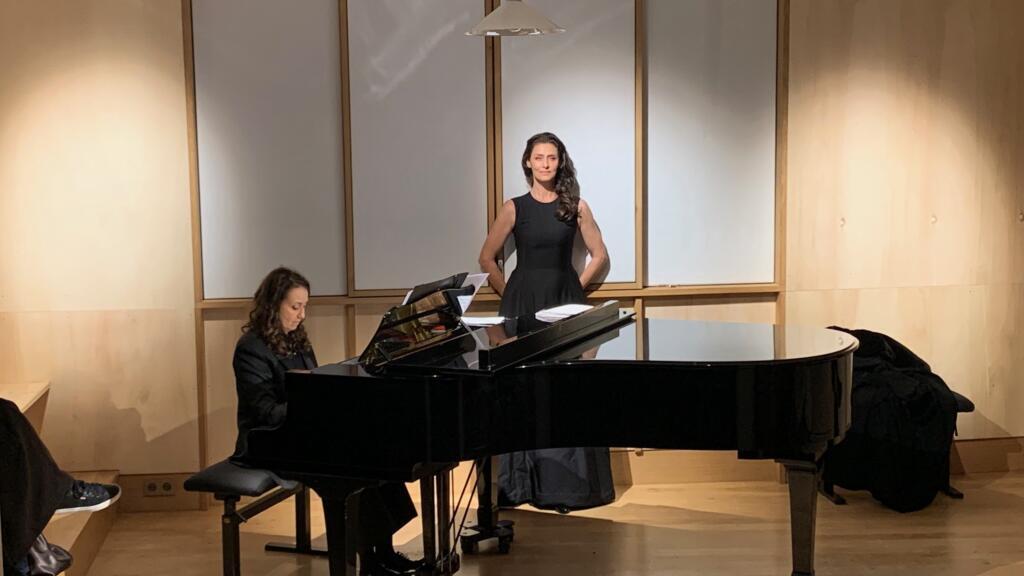 Sonia Rubinsky, ao piano, e Maria Fernanda Cândido, em pé, estrelam o espetáculo "Clarice, Ballade au-dessus de l'Abîme" em Paris.