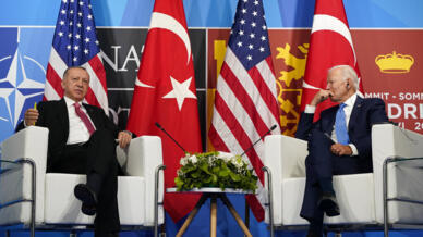 Tổng thống Mỹ Joe Biden (P) gặp tổng thống Thổ Nhĩ Kỳ Recep Tayyip Erdogan nhân thượng đỉnh khối NATO, tại Madrid, ngày 29/06/2022.