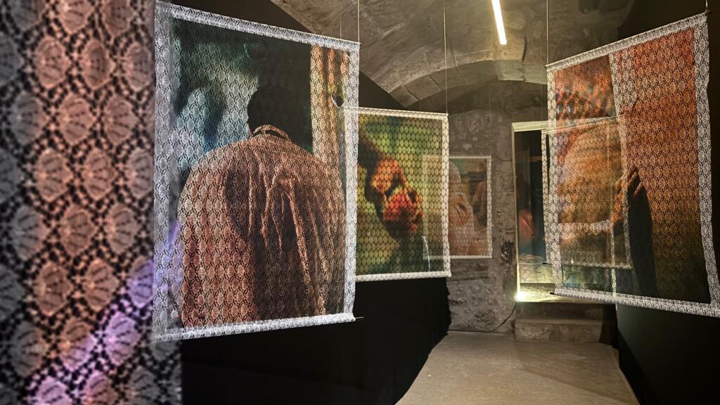 "Alumbre na Macaia", instalação de Ian Cheibub, em Arles, 8 de julho de 2025.