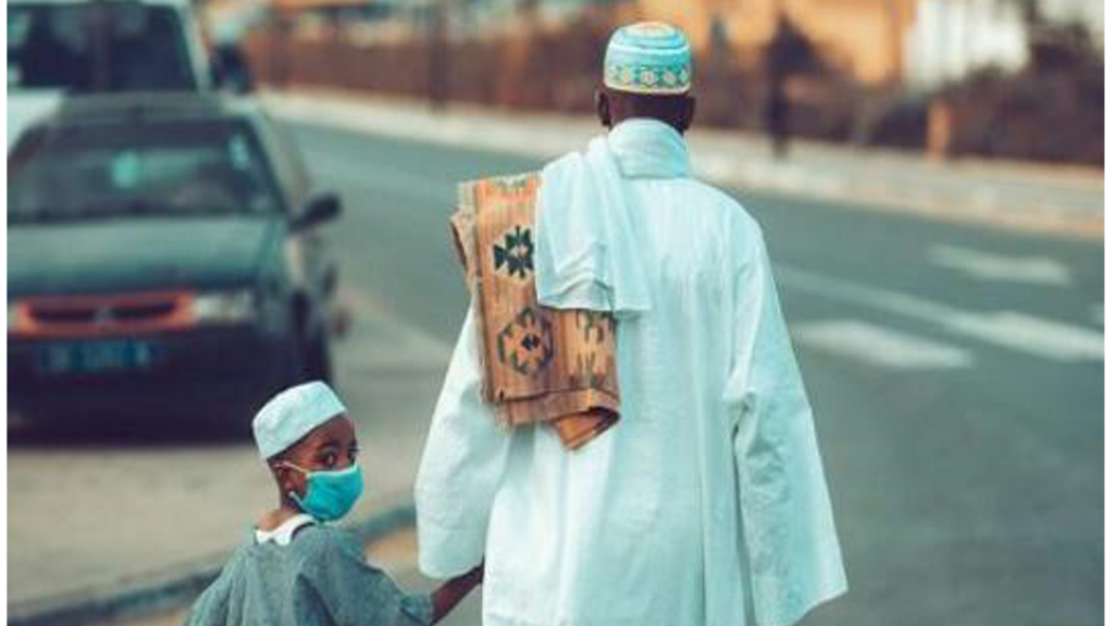 Le port du masque fait désormais partie de la vie des Dakarois, même s'il est souvent mal porté.