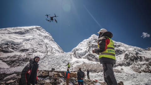 Un drone d'Airlift Technology, mis au point pour récupérer les déchets abandonnés sur l'Everest et monter le matériel des alpinistes. Vue du camp de base du mont Everest, le 11 mai 2025.