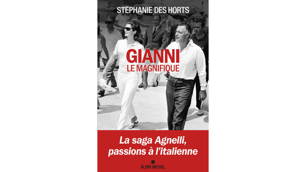 La couverture du livre montre Gianni Agnelli le 14 août 1962 aux côtés de Jackie Kennedy sur le port de Ravello.