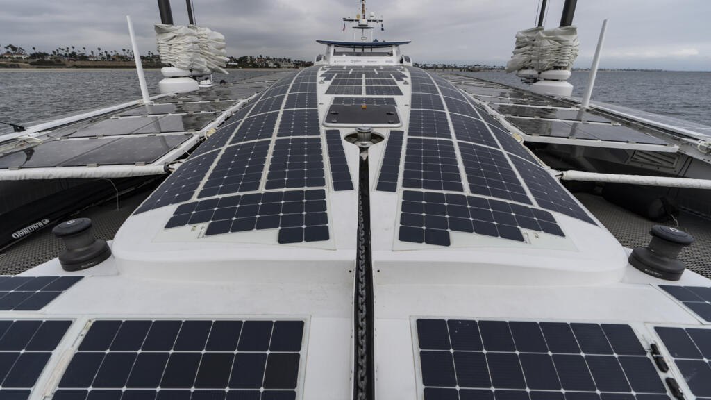 Des panneaux solaires sont disposés de part et d'autres de l'«Energy Observer».