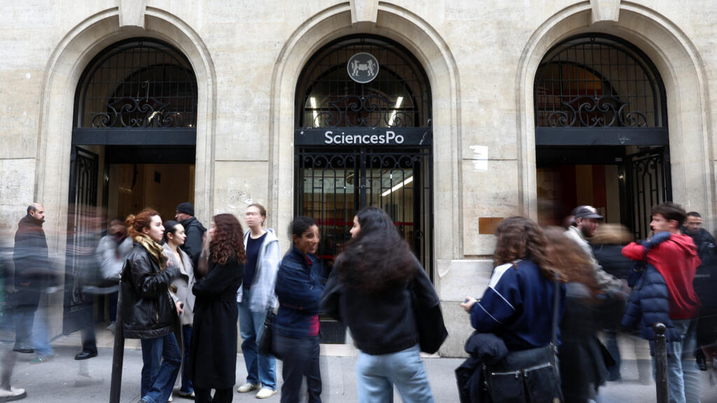 Esta fotografia tirada em 13 de março de 2024 mostra estudantes na entrada do Instituto de Estudos Políticos (também conhecido como Sciences Po) em Paris.