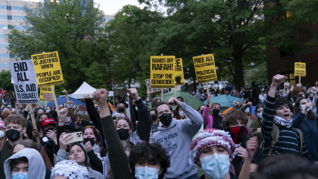 Des étudiants de l'Université George Washington se rassemblent sur le campus lors d'une manifestation pro-palestinienne, le jeudi 25 avril 2024, à Washington.