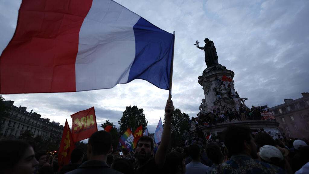 Pessoas comemoram bloqueio da extrema direita no segundo turno das eleições legislativas na França. Em Paris, 7//7/24.