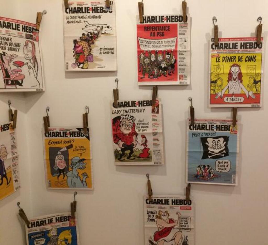 Quelques couvertures de "Charlie Hebdo" par Catherine Meurisse. Exposition "Chemin de traverse", musée du papier
