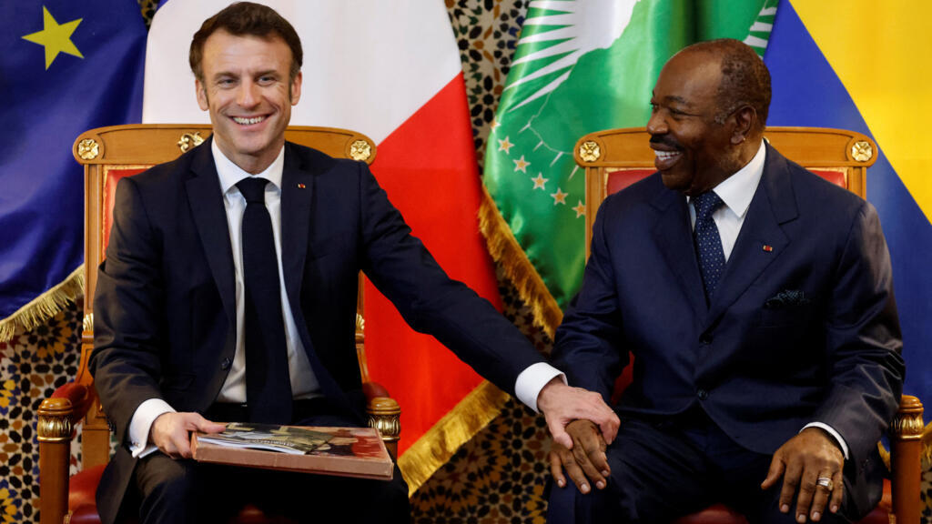 Le président français Emmanuel Macron et son homologue gabonais Ali Bongo, au palais présidentiel à Libreville, le 1er mars 2023.