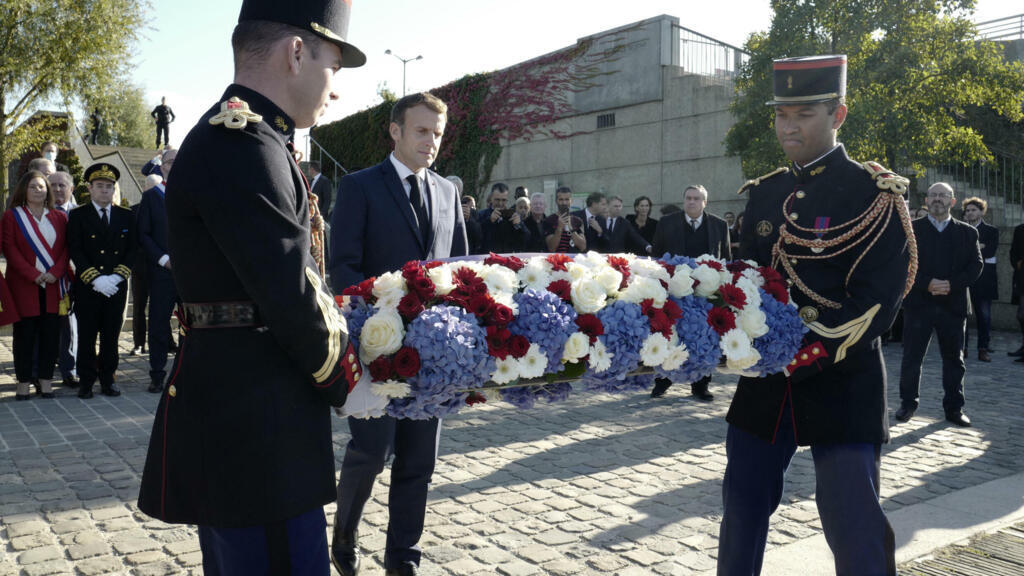 Le président français Emmanuel Macron, lors de la cérémonie en hommage aux victimes du massacre du 17 octobre 1961. Le 16 octobre 2021 près du Pont de Bezons à Colombes, en région parisienne.
