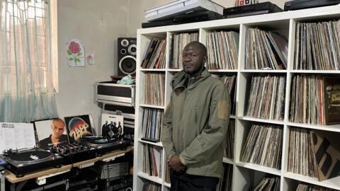 Sam Tha Digga, pose chez lui devant sa collection de vinyles.