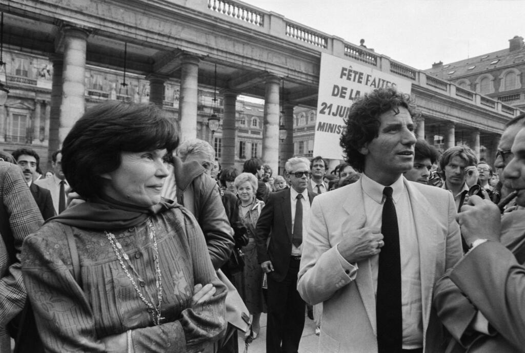 Jack Lang, à l'initiative de la Fête de la musique, le 21 juin 1982 aux côtés de Danièle Mitterrand.