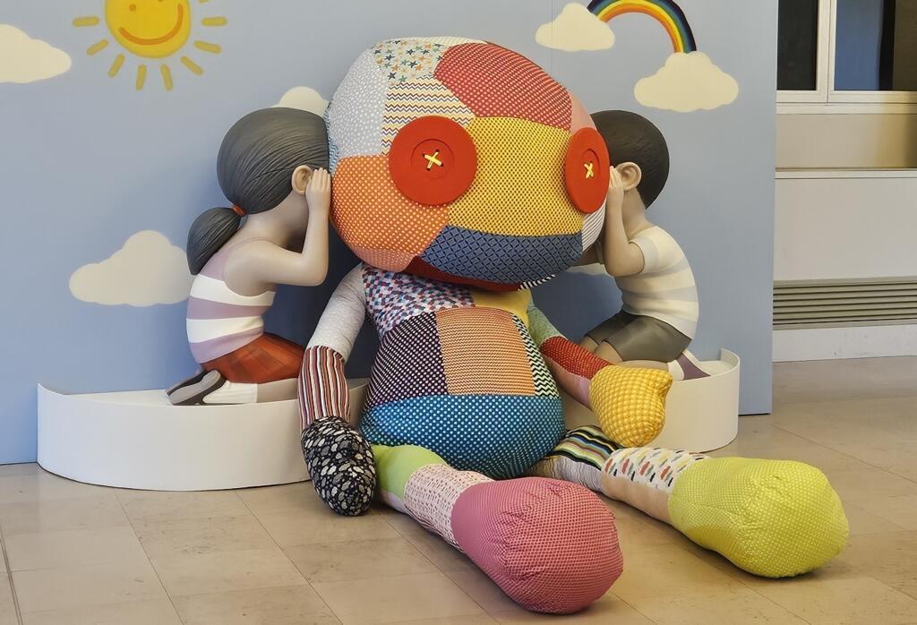 Obra do artista brasileiro Tinho exposta na mostra realizada em colaboração com o francês Seth, na feira Spera, em Montrouge.