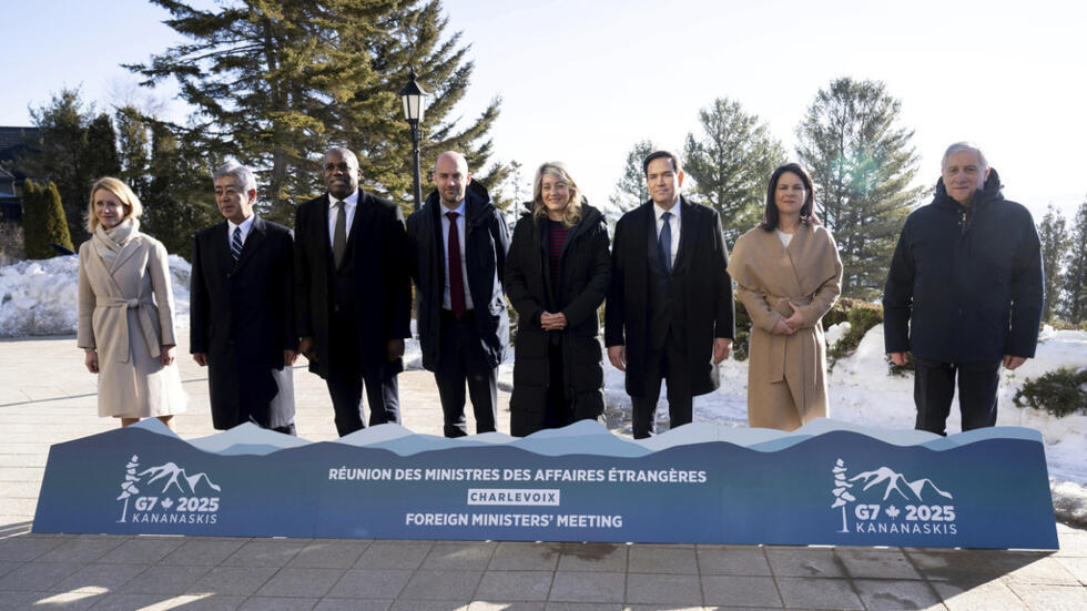 از سمت چپ: کایا کالاس، مسئول سیاست خارجی اتحادیه اروپا، تاکشی ایوایا وزیر امور خارجه ژاپن، دیوید لامی وزیر امور خارجه بریتانیا، ژان نوئل بارو وزیر امور خارجه فرانسه، ملانی جولی وزیر امور خارجه کانادا، مارکو روبیو وزیر امور خارجه ایالات متحده، آنالنا بائربوک وزیر امور خارجه آلمان و آنتونیو تاجانی وزیر خارجه ایتالیا در نشست وزیران امور خارجه گروه هفت در کانادا. 1 مارس 2025