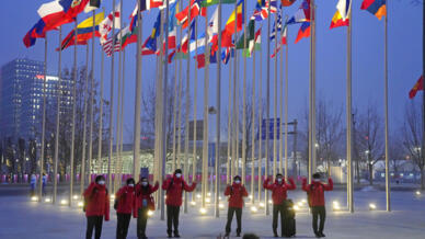 Một rừng cờ trước giờ khai mạc Thế Vận Hội mùa đông Bắc Kinh 2022.