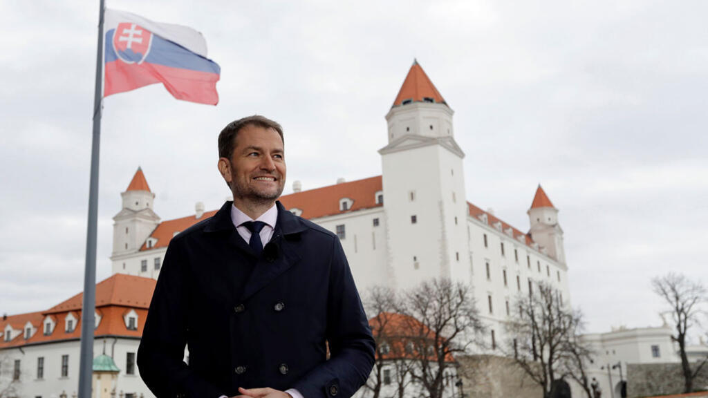 Igor Matovic, chef du parti peuple ordinaire et des personnalités indépendantes (OLaNO), futur Premier ministre slovaque accorde une interview télévisée devant le château de Bratislava en Slovaquie, le 1er mars 2020.