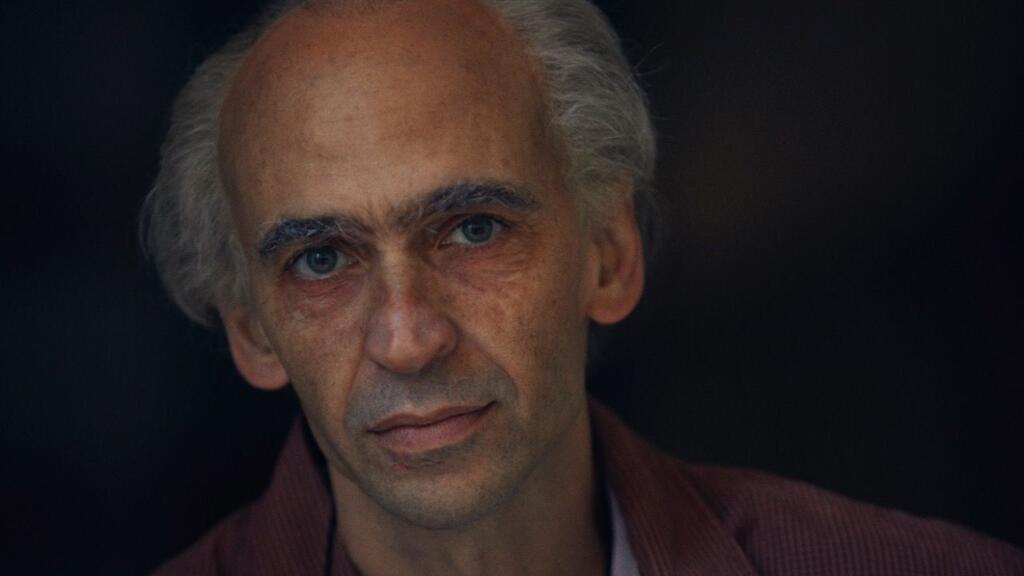 Ator Júlio Andrade, da série brasileira Betinho, no fio da navalha, em competição no Festival Canneseries.