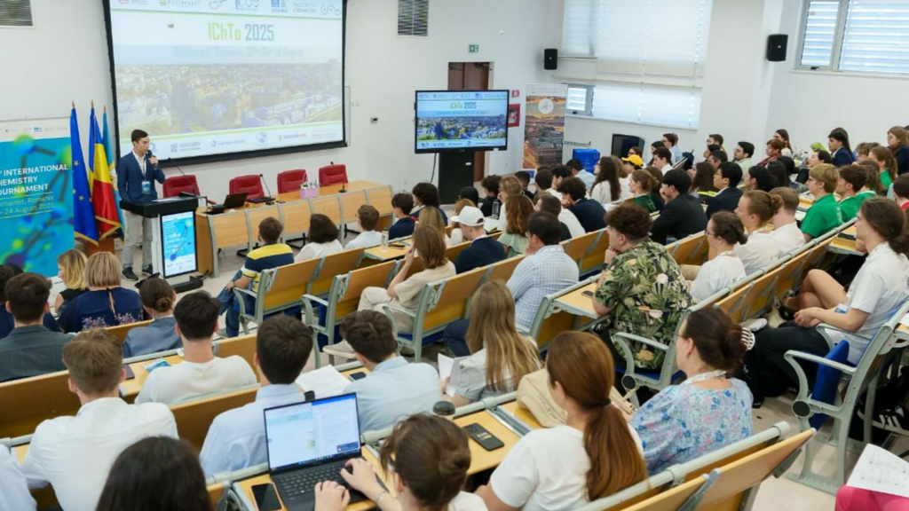 APEX Scientific (Advanced Program for Excellence) este o inițiativă de pregătire pentru cercetare a tinerilor excepționali din România și străinătate în domeniul științelor.