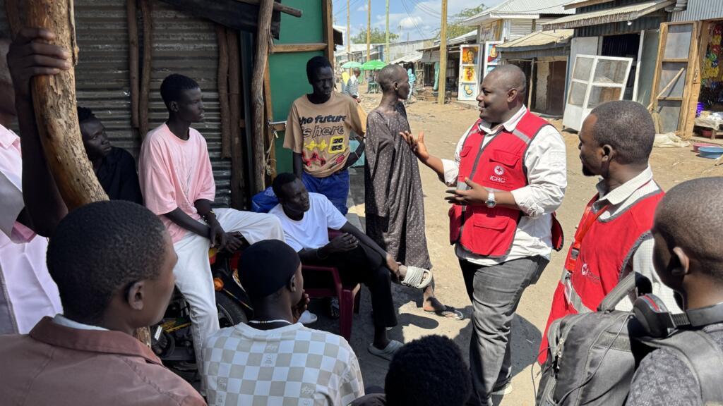 Wafanya kazi wa ICRC wakizungumza na wakimbizi katika kambi ya Kakuma