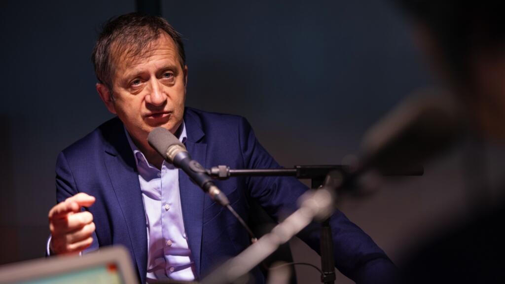 François-Xavier Lefranc, directeur de la publication de "Ouest-France", le mardi 23 avril 2024 au studio 33 de RFI pour l'enregistrement de "L'atelier des médias" avec Steven Jambot.