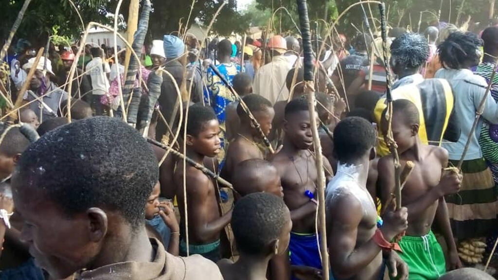 Des jeunes se préparent pour la célébration du Kamouhou.