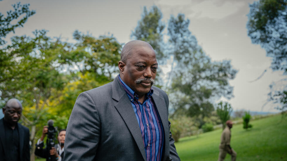 L'ancien président de la République démocratique du Congo, Joseph Kabila est la principale figure du PPRD. Ici, après avoir posé pour une photo de groupe avec des chefs religieux dans l'une de ses résidences à Goma, le 29 mai 2025.