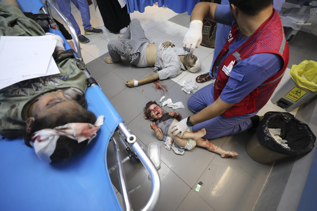 Palestinos feridos em ataques israelenses são levados ao Hospital Shifa, na Cidade de Gaza. 11 de outubro de 2023