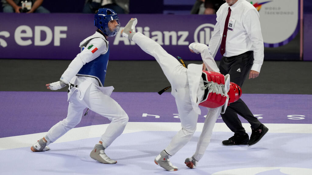 L'Italien Antonino Bossolo contre le Marocain Ayoub Adouich dans les quarts de finale de para taekwondo K44 -63kg, le 30 août 2024, aux Jeux paralympiques de Paris.