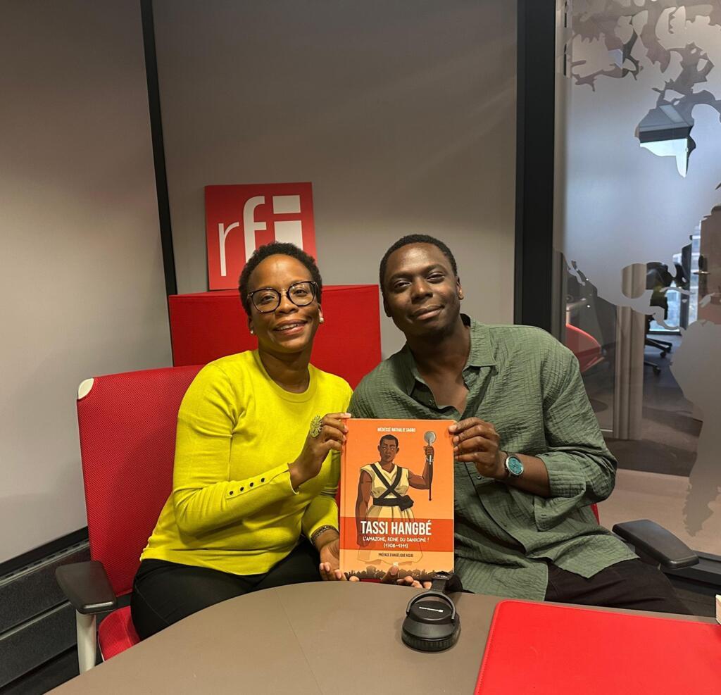 Elgas en compagnie de Mèdéssè Nayhalie Sagbo, autrice de la bande dessinée Tassi Hangbé.