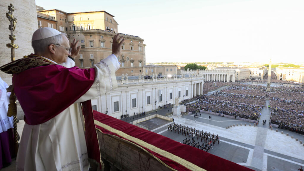 Le pape nouvellement élu Léon XIV salue les fidèles rassemblés sur la place Saint-Pierre peu après son élection, le jeudi 8 mai 2025.