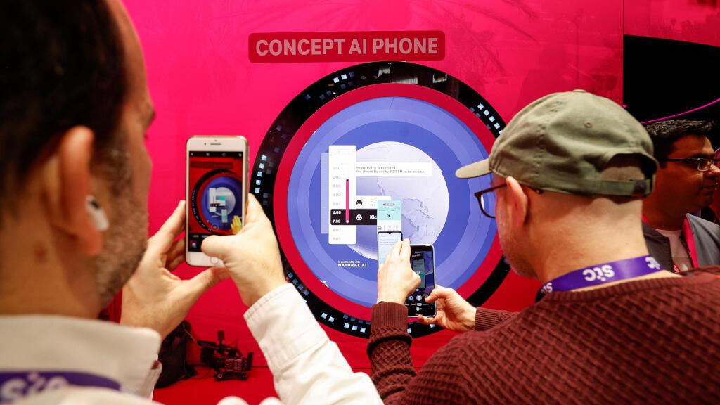 Les participants enregistrent des images du téléphone mobile AI concept gratuit d'application de Deutsche Telekom, au Mobile World Congress (MWC) 2024 à Barcelone, Espagne le 26 février 2024.