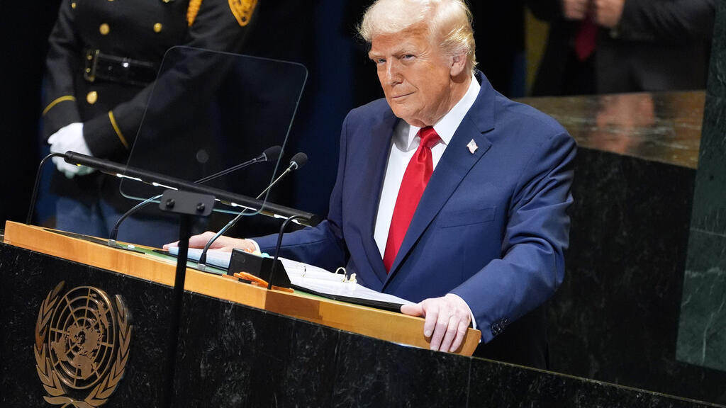 Donald Trump la tribuna sălii de conferințe a Organizației Națiunilor Unite, New York, 23 septembrie 2025.