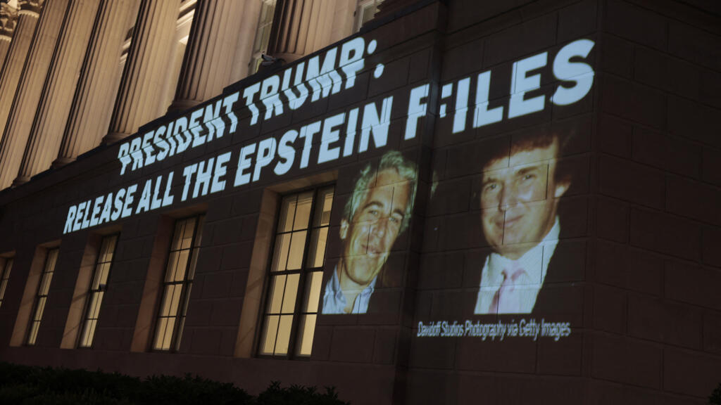 Un mesaj în care i se cere președintelui Trump să desecretizeze dosarul Epstein, pe o clădire guvernamentală din Washington D.C., SUA, 18 iulie 2025.