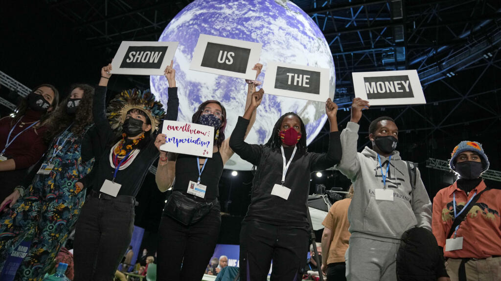 La militante pour le climat Vanessa Nakate, troisième à droite, et d'autres militants lors du sommet des Nations unies sur le climat COP26 à Glasgow, en Écosse, lundi 8 novembre 2021.