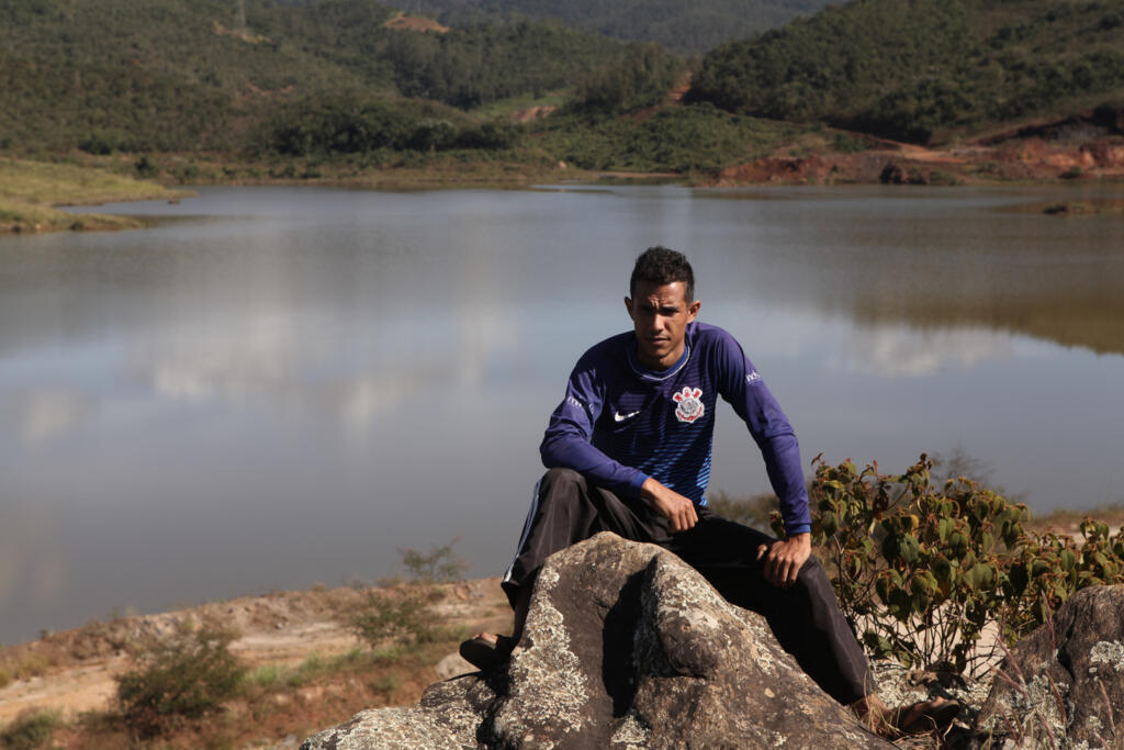 Marlon é o personagem principal do documentario. Ele é uma das vitimas do rompimento de uma barragem de rejeitos de mineração, em Mariana, Minas Gerais. E foi obrigado a se mudar com a familia para a periferia. Ainda hoje sonha em voltar para sua casa.
