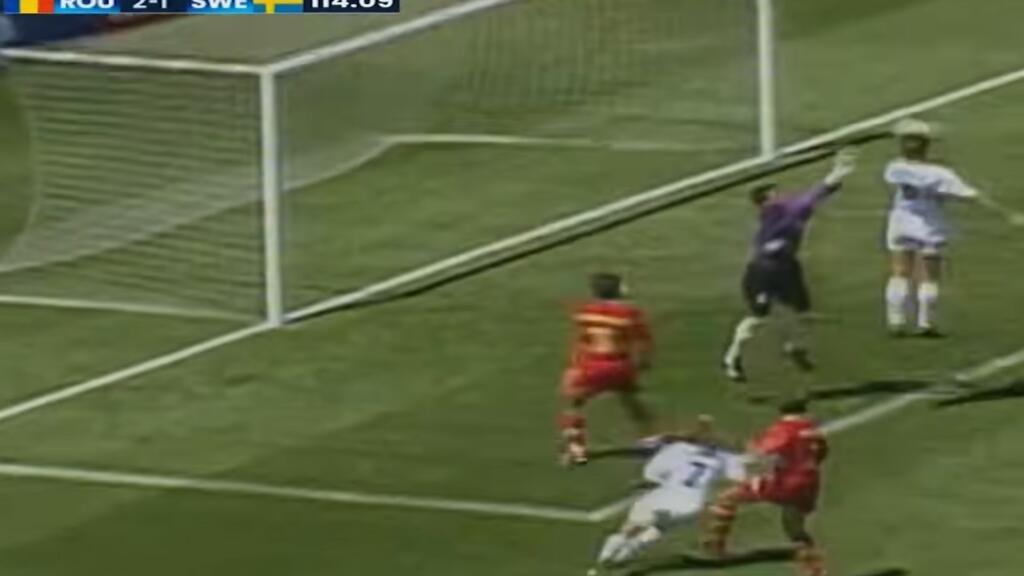 Kenneth Anderson marchează cu capul golul egalizator (2-2) în meciul România-Suedia din sferturile de finală ale CM de fotbal din SUA, 1994
