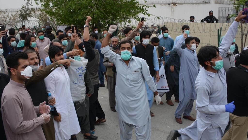 Manifestation de soignants à Quetta, dans le sud-ouest du Pakistan, le 6 avril 2020.