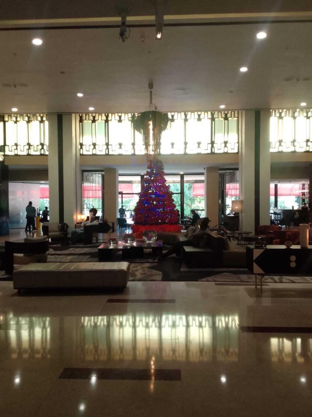 Árvore de Natal no saguãao de um luxuoso hotel em Adis Abeba, frequentado por muitos estrangeiros.
