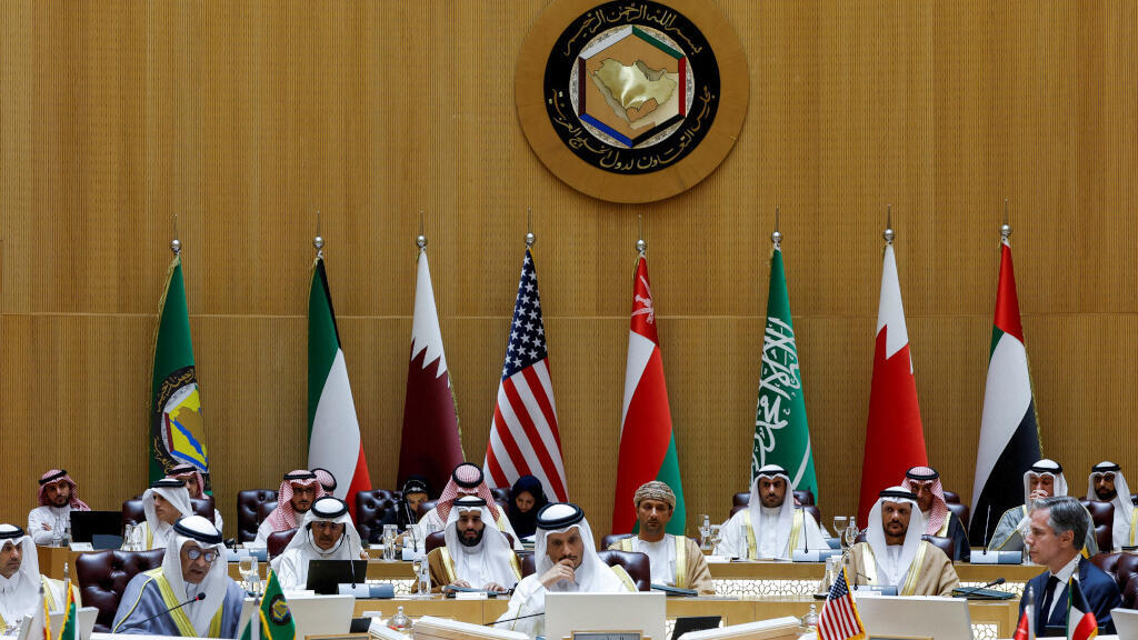 Le secrétaire général du CCG, Jasem Mohamed Albudaiwi, le secrétaire d'État américain Antony Blinken, le ministre qatari des Affaires étrangères, Cheikh Mohammed bin Abdulrahman bin Jassim Al Thani, et d'autres responsables participent à une réunion ministérielle conjointe CCG-États-Unis. Partenariat stratégique pour discuter des crises humanitaires auxquelles Gaza est confrontée, à Riyad, Arabie Saoudite, le 29 avril 2024