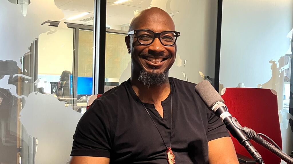 L'écrivain américain Phillip B. Williams en studio à RFI (juin 2025).