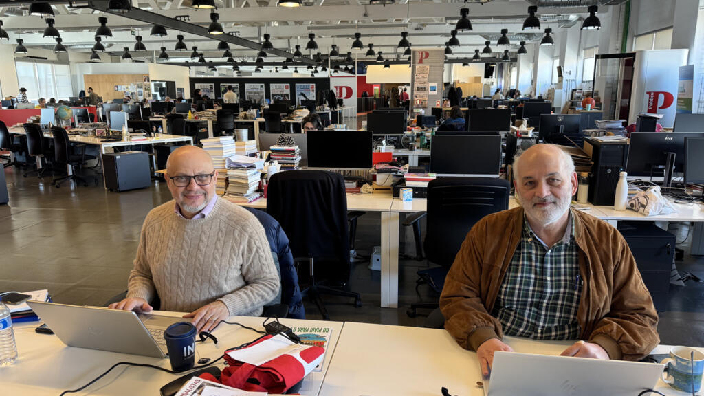Os jornalistas Vicente Nunes e Jair Rattner na redação do Publico Brasil, em Lisboa.